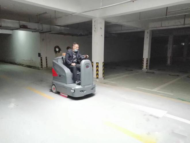 伊犁小区物业保洁不用人力改用驾驶式洗地机了